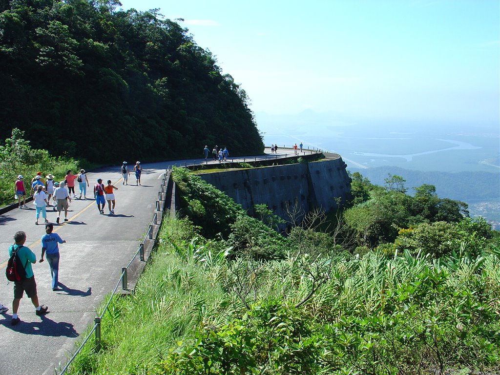 Estrada em meio a Mata Atlântica liga o ABC ao litoral Sul