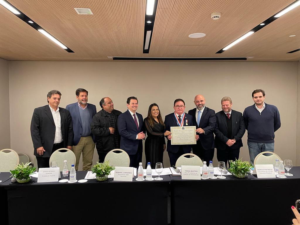 Manoel Linhares, presidente da ABIH Nacional, recebe o título de cidadão fluminense e a Medalha de Mérito Pedro Ernesto no Rio de Janeiro