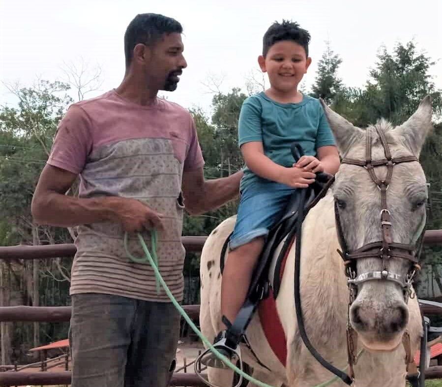 Vó e neto vão passar o dia no campo em Caucaia