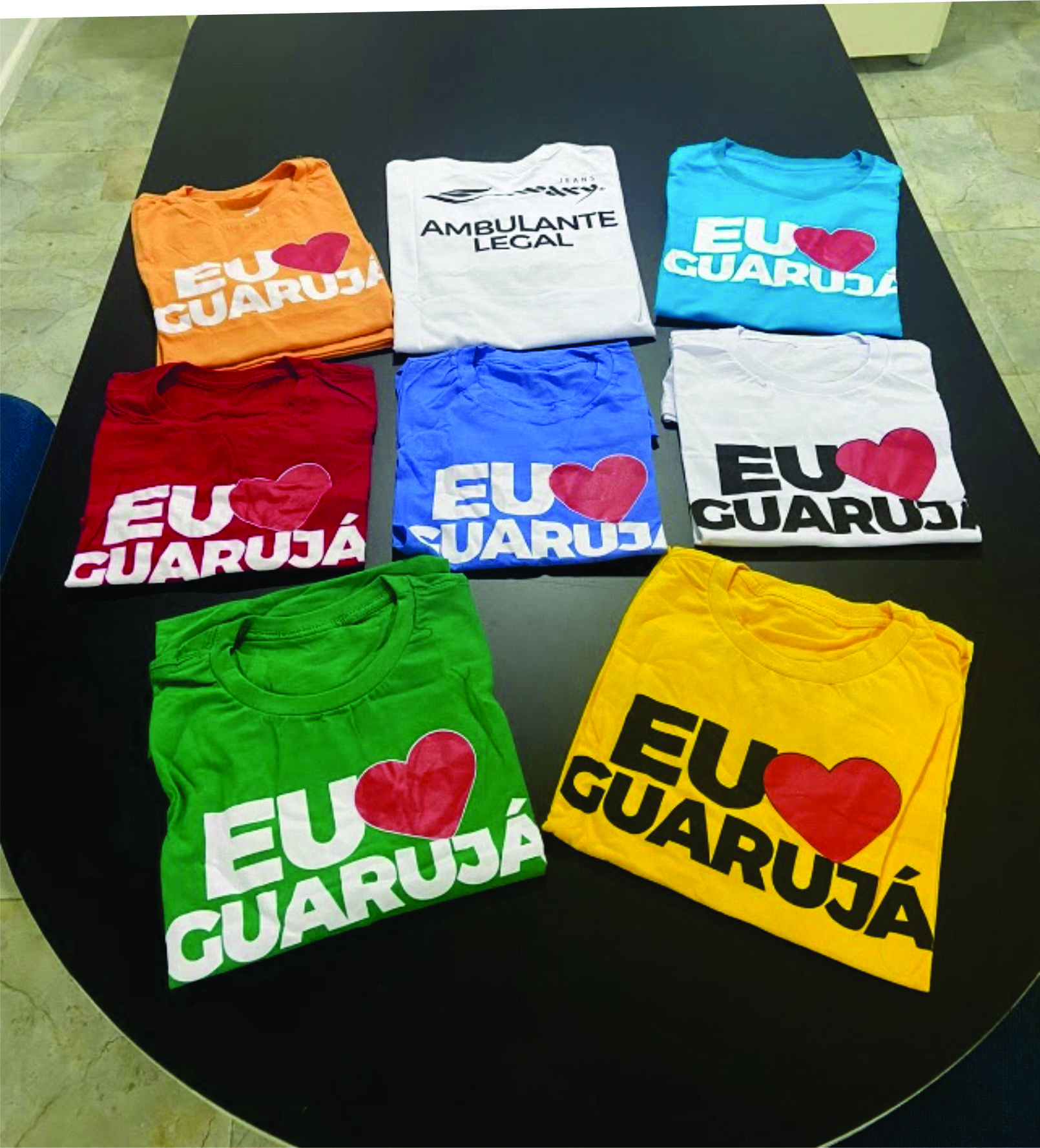 Ambulantes das praias de Guarujá recebem camisetas