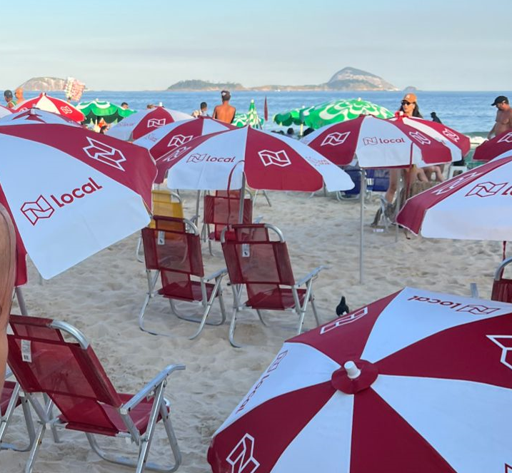 Local App distribui novos guarda-sóis nas praias cariocas