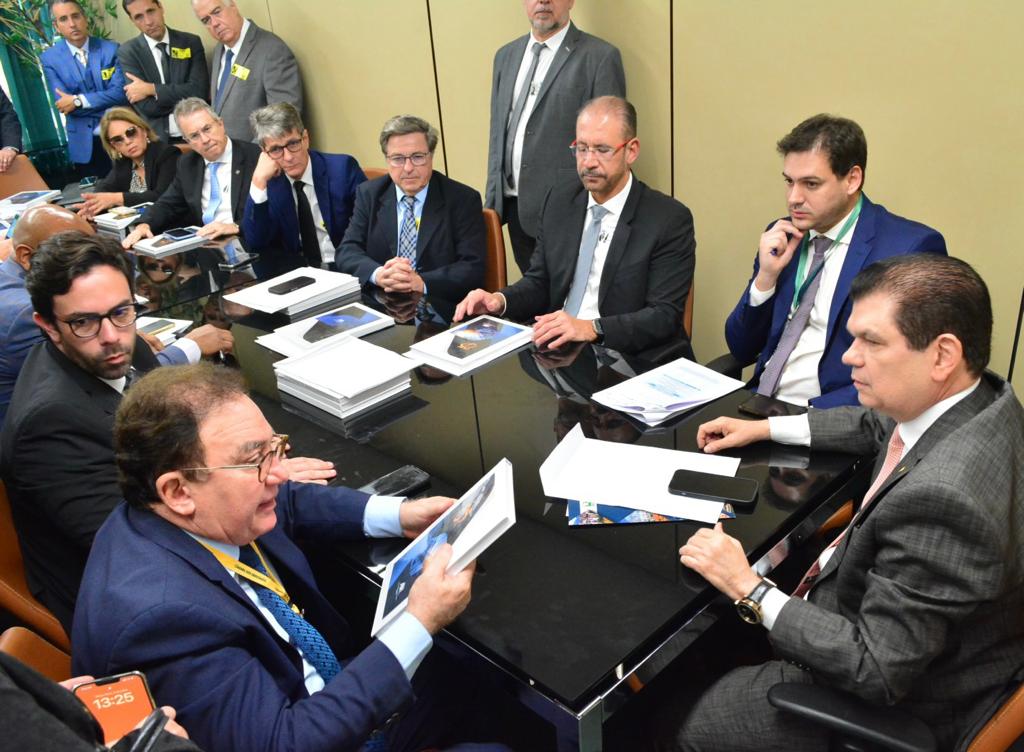 No congresso nacional, representantes da indústria hoteleira se reúnem com parlamentares e membros do Grupo de Trabalho da reforma tributária