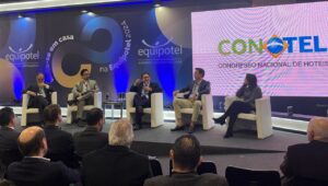 Em novo formato, com boa presença de público, Conotel 2024 reuniu autoridades e personalidades empresariais