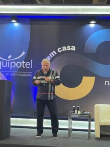 Em novo formato, com boa presença de público, Conotel 2024 reuniu autoridades e personalidades empresariais