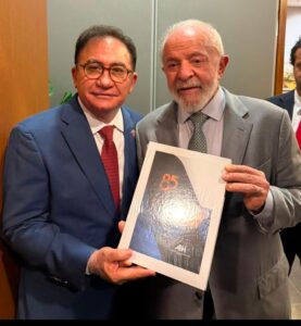 Manoel Linhares participa de cerimônia com presidente Lula, ministro da Educação Camilo Santana e o presidente da Câmara, Hugo Motta