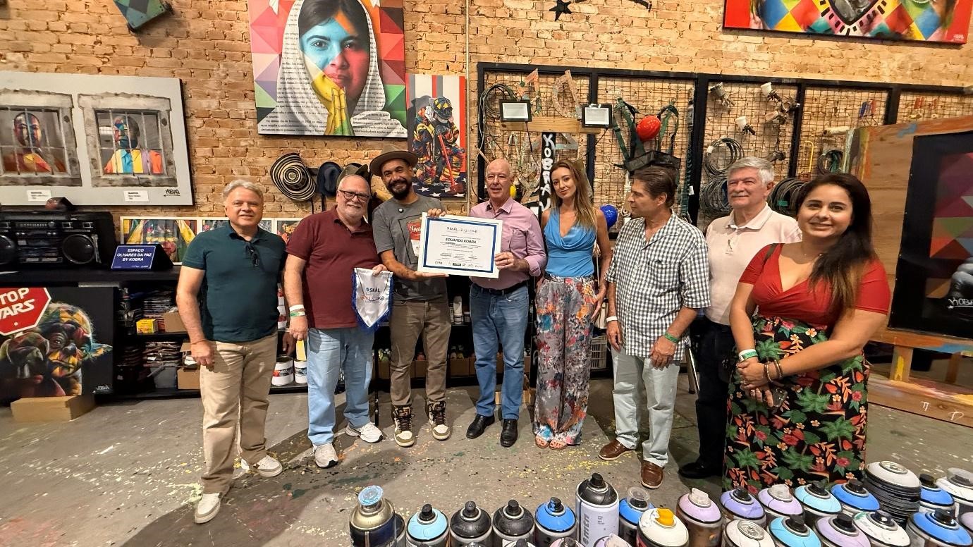 Skål Internacional São Paulo realiza viagem turística cultural e homenageia Eduardo Kobra