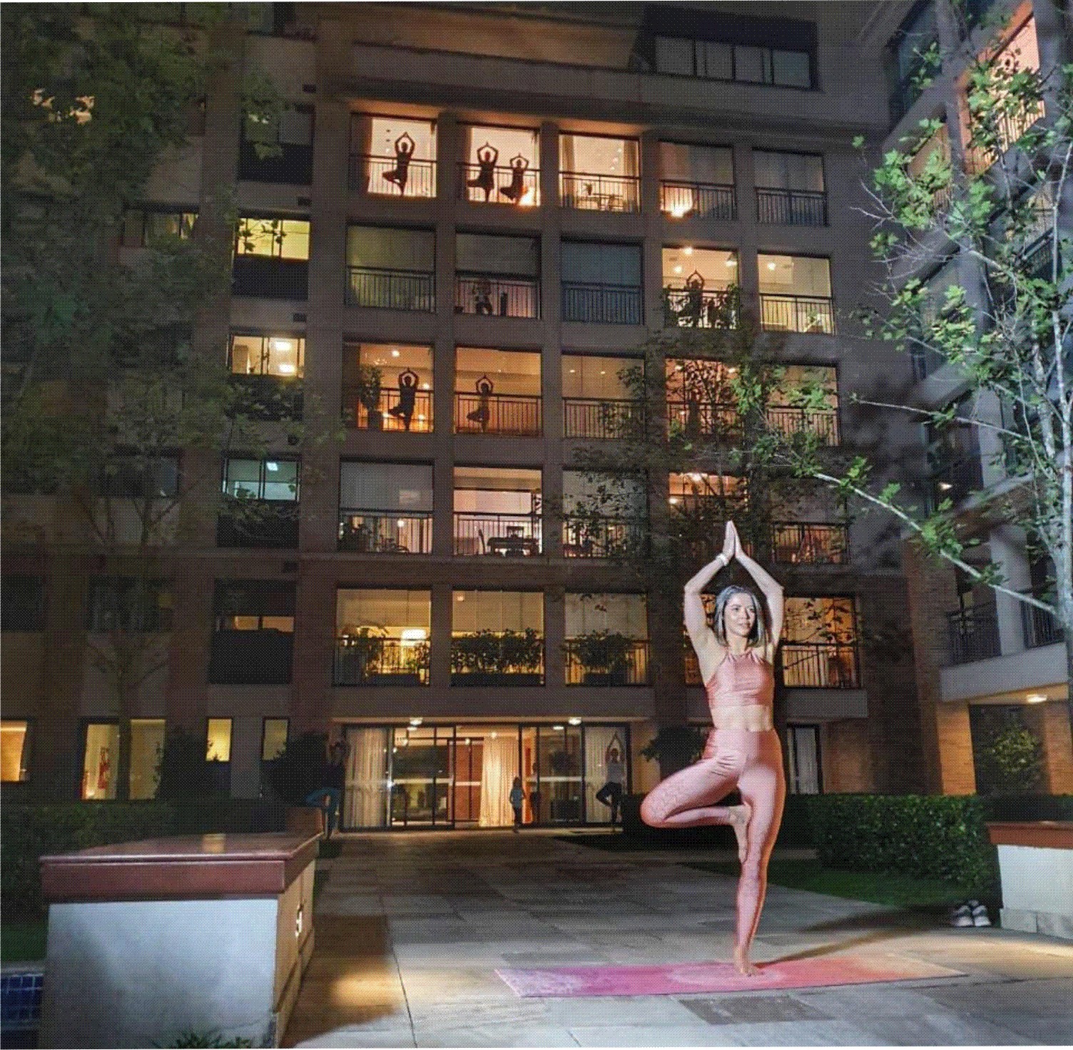 Aulas de treino e dança em varandas e janelas de São Paulo